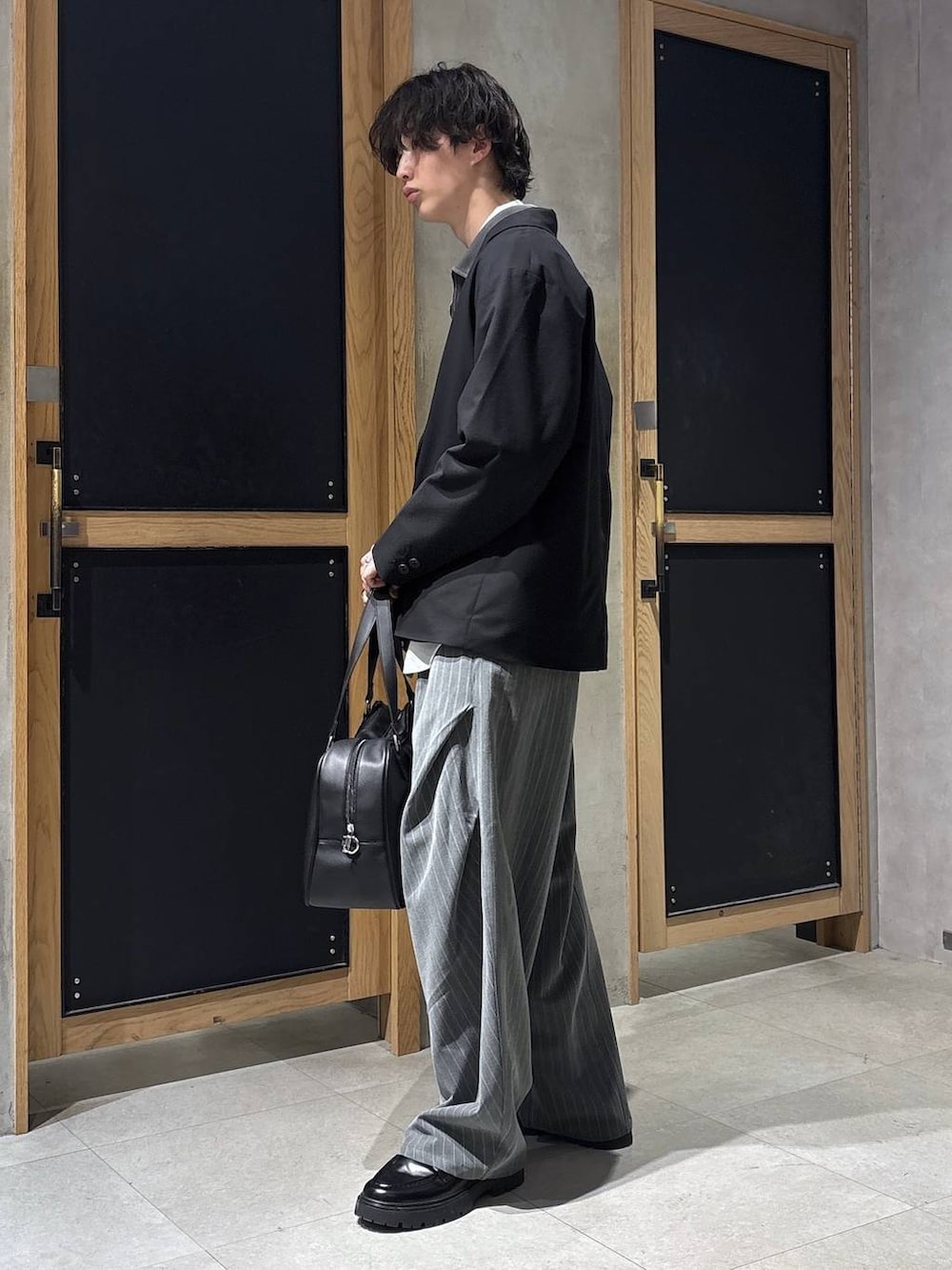 ブラック系のテーラードジャケット、ホワイト系のシャツ/ブラウス、ブラック系のドレスシューズを着用したメンズの春コーディネートの4枚目の写真