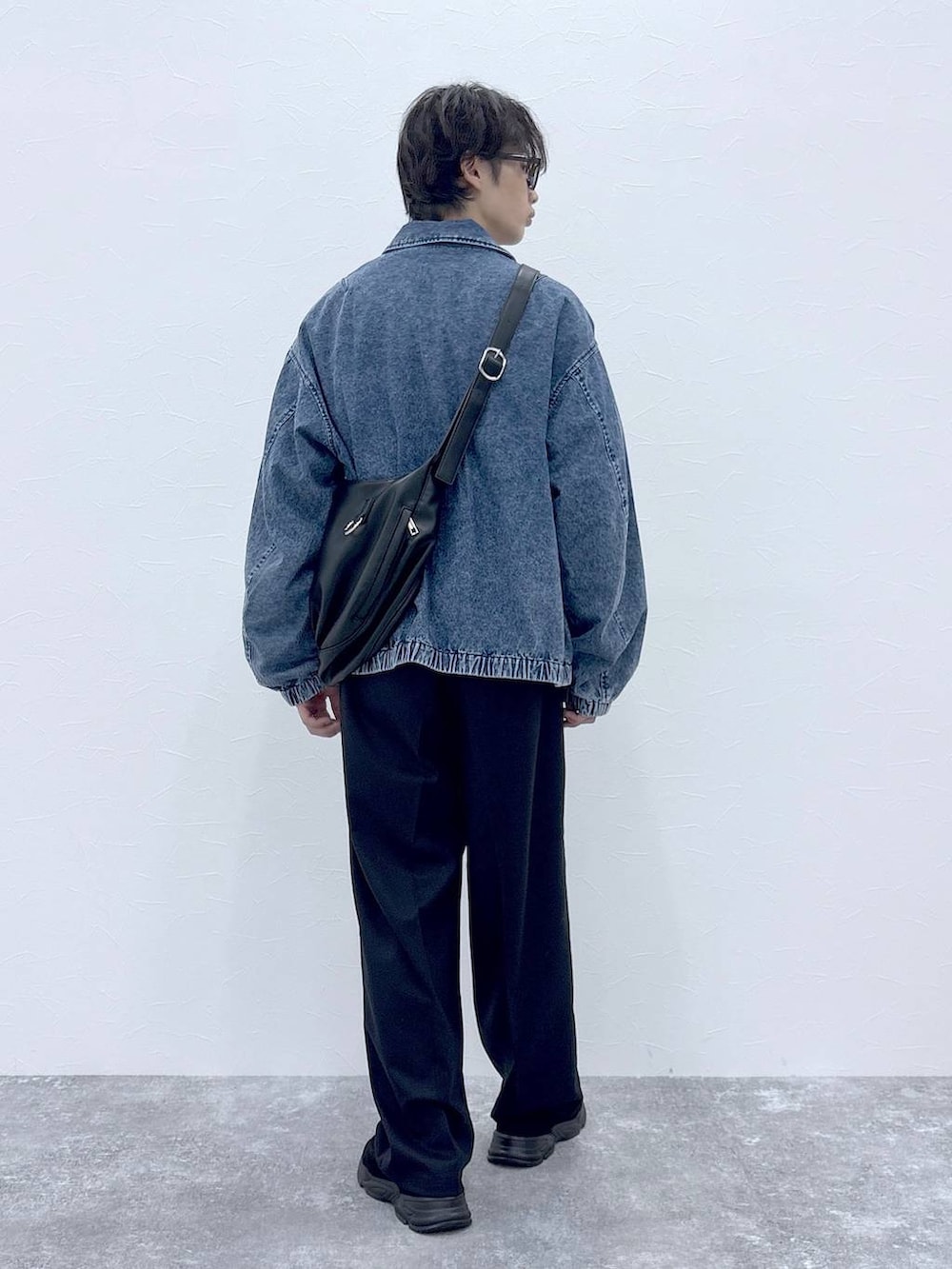 ブルー系のシャツ/ブラウス、ブラック系のスラックス、その他のショルダーバッグを着用したメンズの秋コーディネートの5枚目の写真