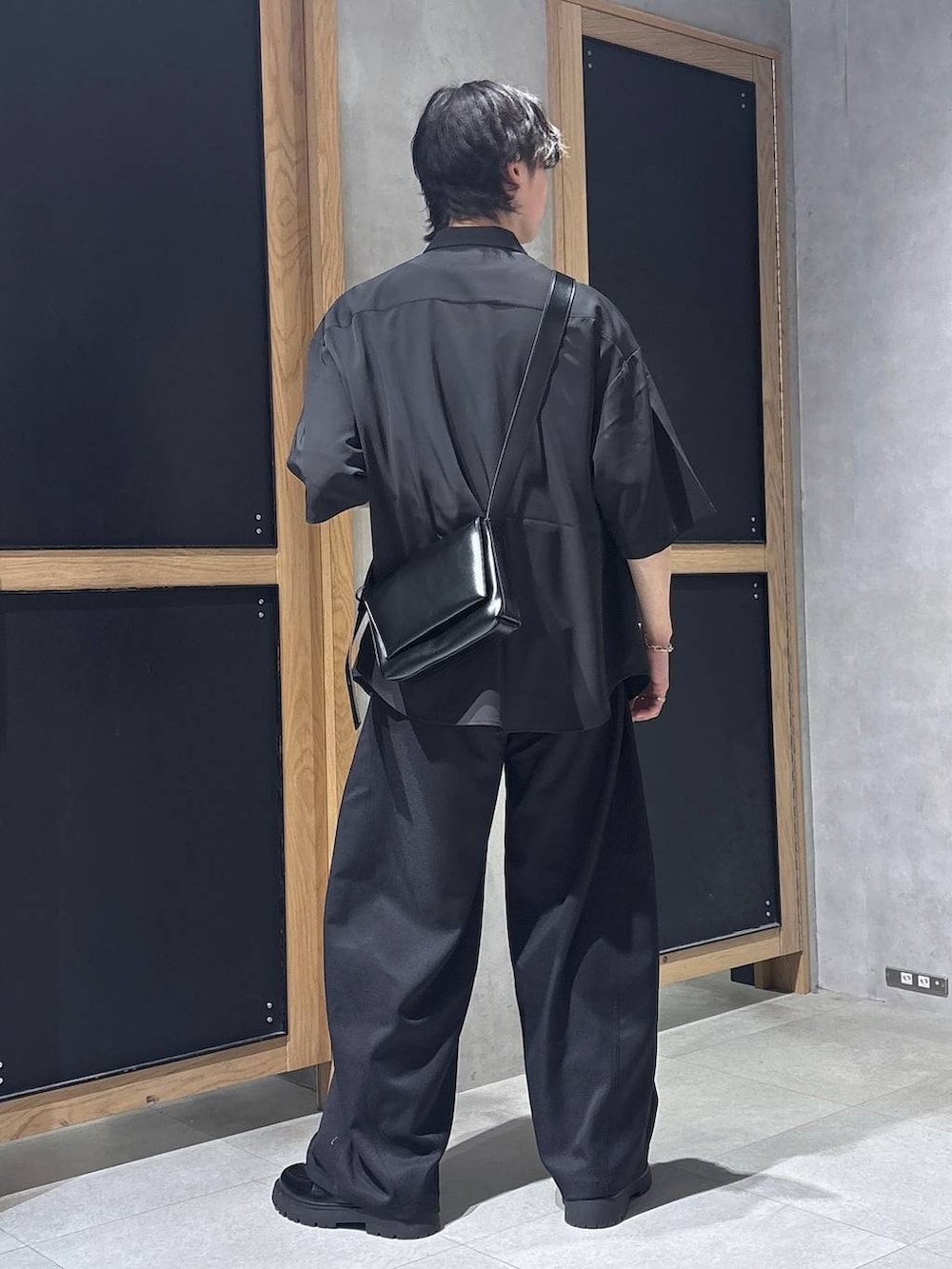 ブラック系のシャツ/ブラウス、ブラック系のスラックス、ブラック系のドレスシューズを着用したメンズの春コーディネートの9枚目の写真