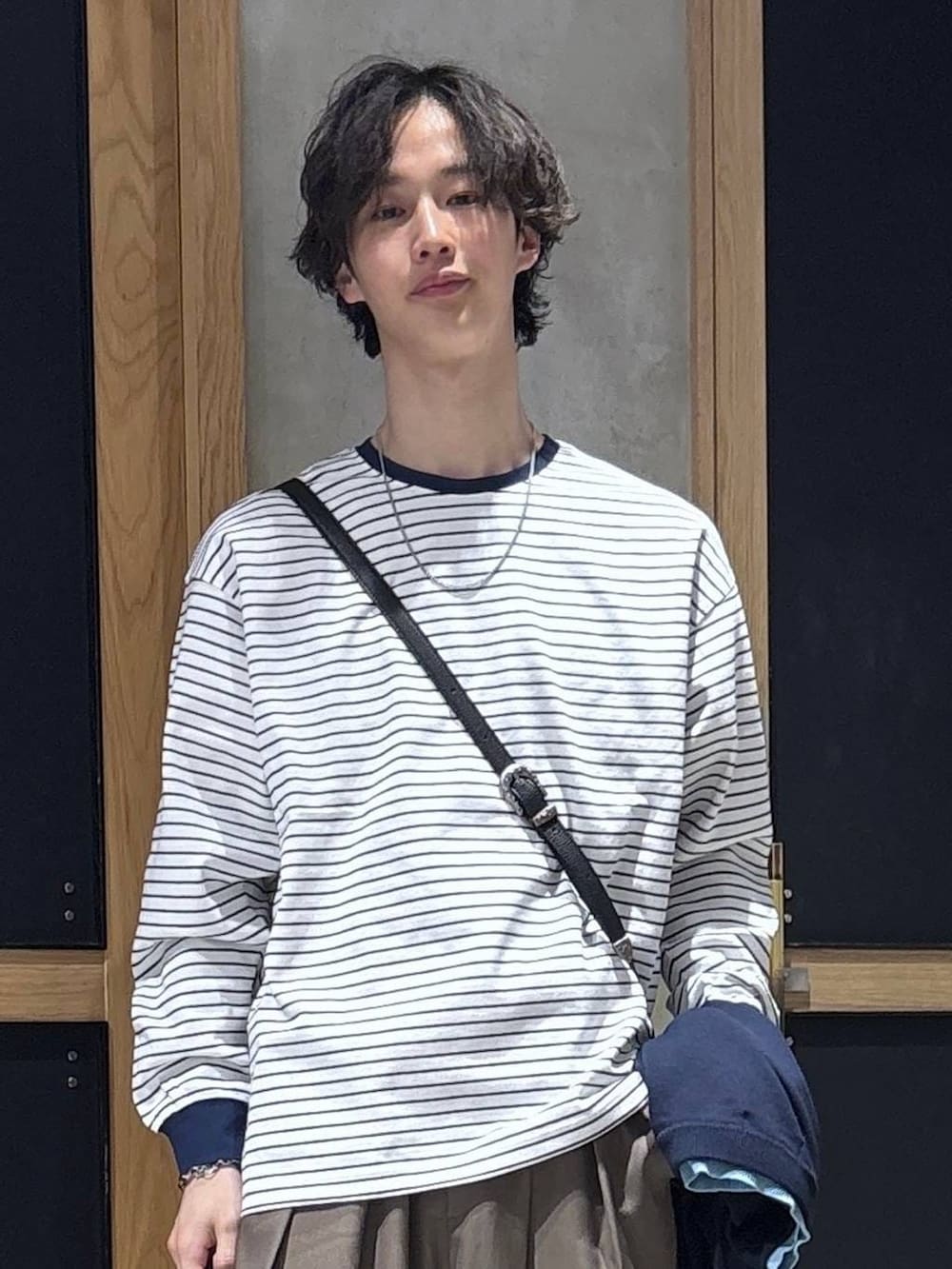 ブラック系のショルダーバッグ、ブラック系のドレスシューズ、ホワイト系のTシャツ/カットソーを着用したメンズの春コーディネートの7枚目の写真