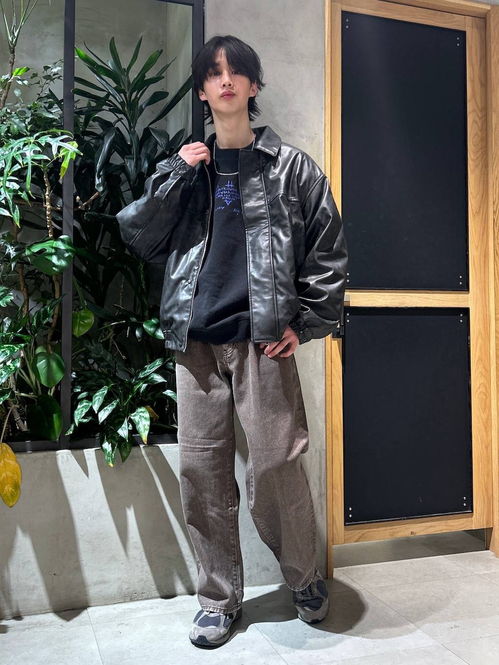 ブラウン系のデニムパンツ、ブラック系のスウェット、ブラック系のブルゾンを着用したメンズの冬コーディネートの5枚目の写真