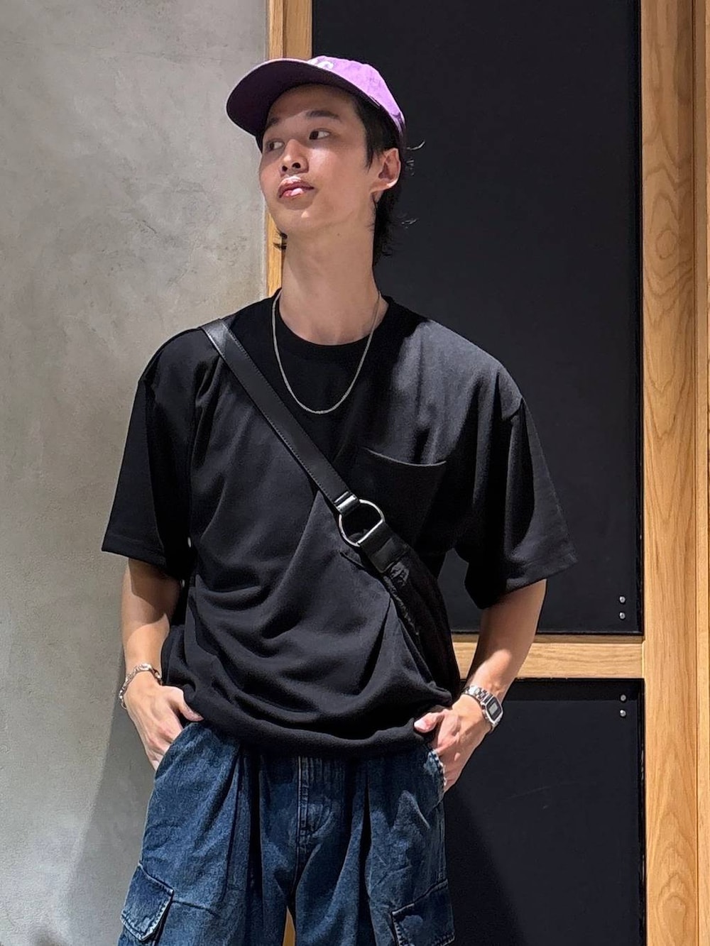 「ラフ、カジュアル、キャップ、スニーカー、女子ウケ、ベーシック/シンプル、夏コーデ、Tシャツ、ネックレス、ブレスレット、ワイドパンツ、RAGEBLUE、シンプルコーデ、シンプル、ショルダーバッグ」｜「VANSの【VANS/ヴァンズ】MTE Old Skool/スニーカー（スニーカー、ブラック系）」を使った、 koutaさん（メンズ・173cm）の夏コーディネートの2枚目の写真