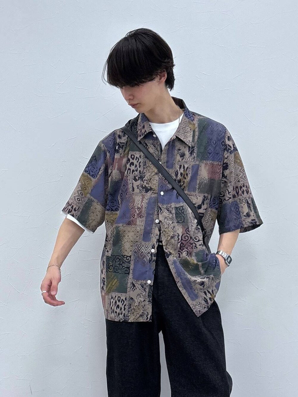 ブラック系のドレスシューズ、ブラック系のデニムパンツ、ホワイト系のTシャツ/カットソーを着用したメンズの春コーディネートの7枚目の写真
