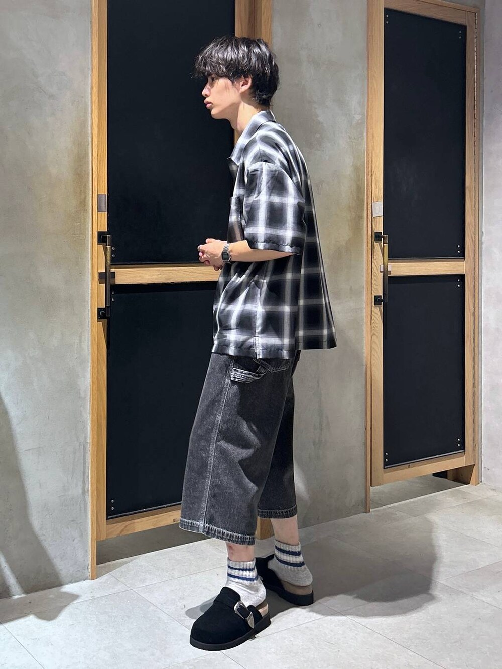 「春コーデ、ハーフパンツ、女子ウケ、ベーシック/シンプル、デート/ロマンティック、夏コーデ、ラフ、モテ、Tシャツ、ネックレス、スラックス、ワイドパンツ、RAGEBLUE、カジュアル、デニムパンツ」｜「RAGEBLUEのウエスタンメタルベルトモックサンダル/シンセティックレザーモックサンダル（サンダル、ブラック系）」を使った、 koutaさん（メンズ・173cm）の夏コーディネートの3枚目の写真