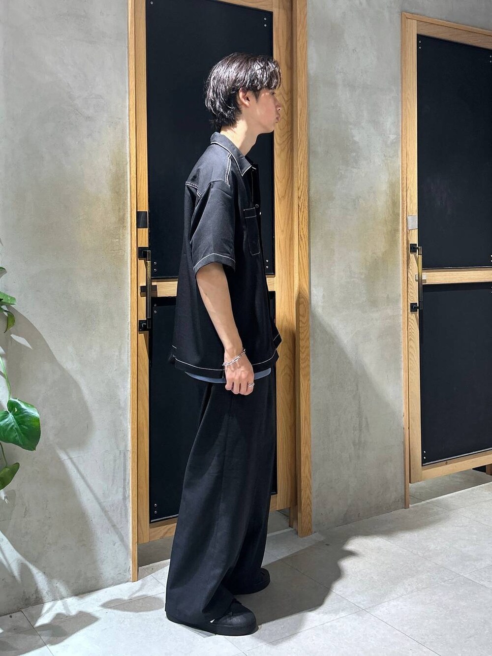 「女子ウケ、ベーシック/シンプル、きれいめ、デート/ロマンティック、春コーデ、夏コーデ、ラフ、モテ、Tシャツ、ネックレス、スラックス、ワイドパンツ、RAGEBLUE、ショルダーバッグ、スニーカー」｜「RAGEBLUEのパウダーブリーチ/ワンポイント刺繍オーバーサイズポンチTシャツ（Tシャツ/カットソー、ブルー系）」を使った、 koutaさん（メンズ・173cm）の夏コーディネートの3枚目の写真