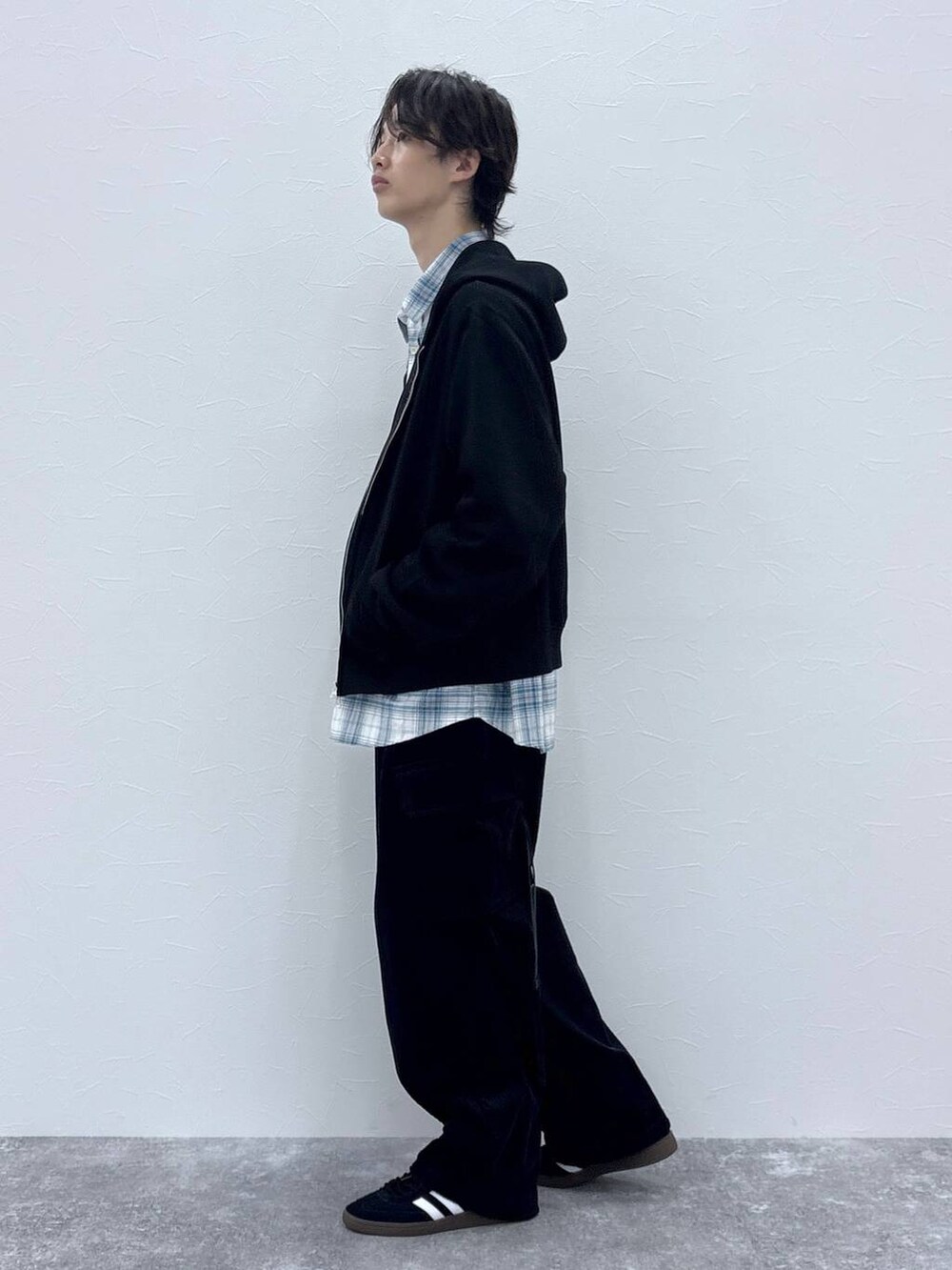 ブラック系のスニーカー、ブラック系のカーゴパンツ、ホワイト系のシャツ/ブラウスを着用したメンズの秋コーディネートの8枚目の写真