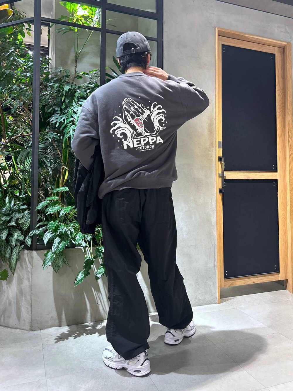 ホワイト系のスニーカー、ブラック系のブルゾン、ホワイト系のTシャツ/カットソーを着用したメンズの秋コーディネートの6枚目の写真