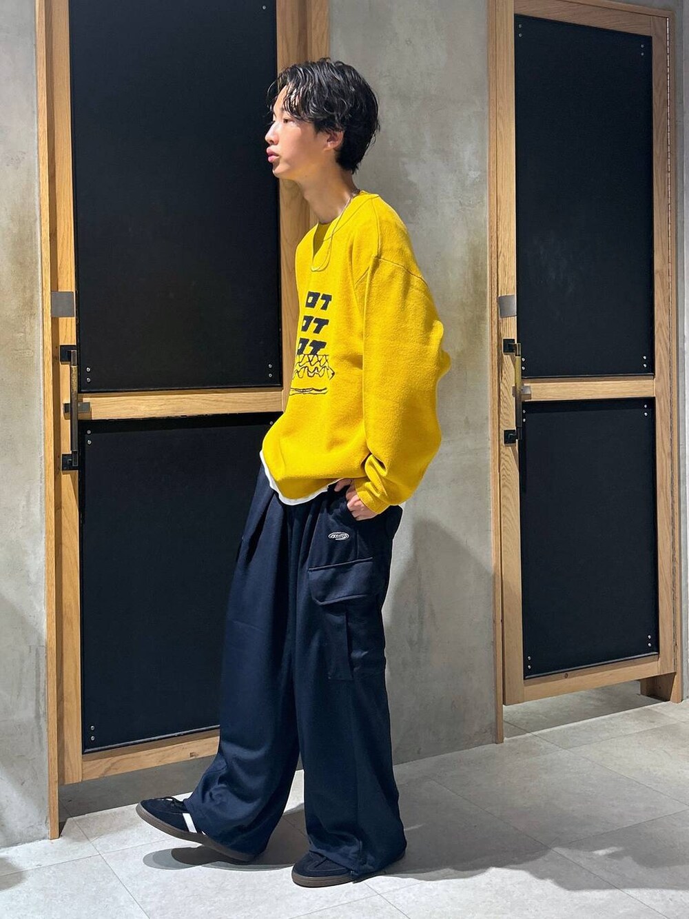 「女子ウケ、ベーシック/シンプル、デート/ロマンティック、秋コーデ、ラフ、モテ、Tシャツ、ネックレス、ワイドパンツ、RAGEBLUE、ニット、スニーカー、ロンT、ミリタリー、カジュアル」｜「adidasの【adidas/アディダス】HB Spezial/ハンドボールシューズ（スニーカー、ブラック系）」を使った、 koutaさん（メンズ・173cm）の秋コーディネートの4枚目の写真
