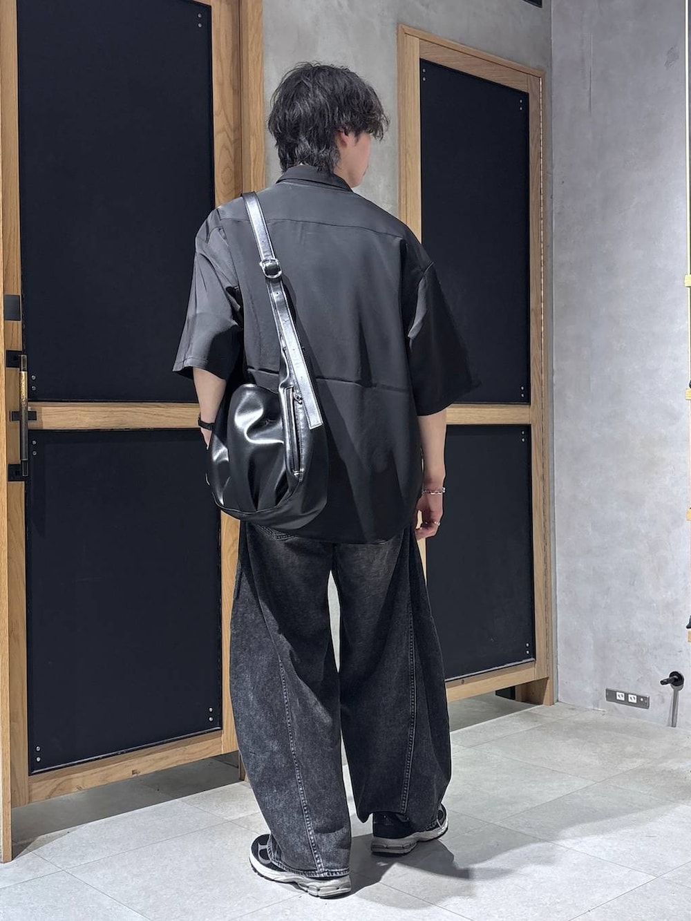 ブラック系のシャツ/ブラウス、ブラック系のショルダーバッグ、ホワイト系のTシャツ/カットソーを着用したメンズの春コーディネートの5枚目の写真