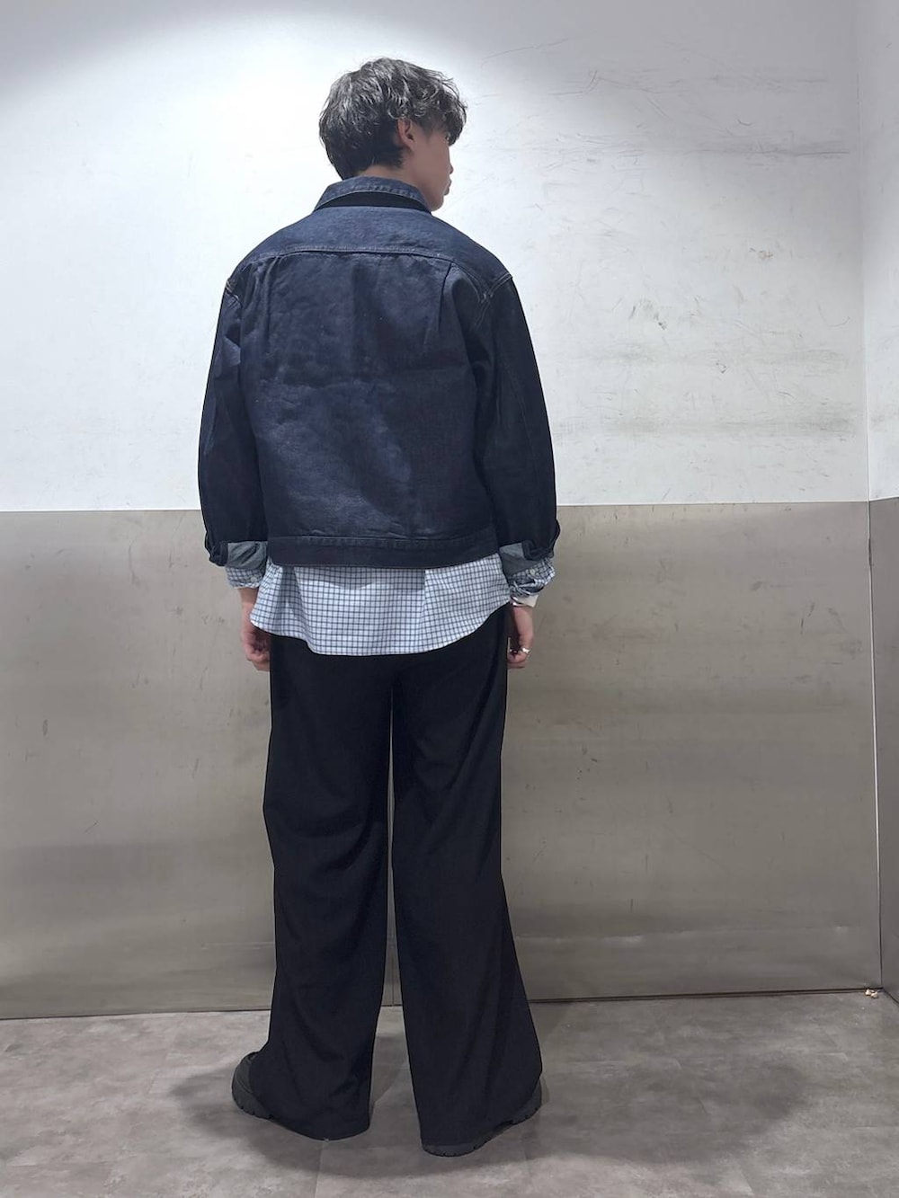 ブラック系のドレスシューズ、ブルー系のデニムジャケット、ブラック系のスラックスを着用したメンズの冬コーディネートの5枚目の写真