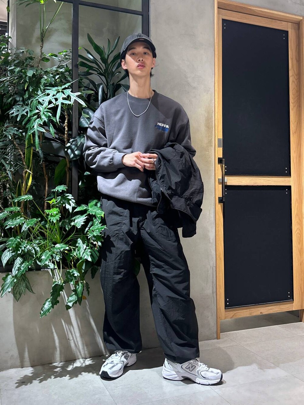 ホワイト系のスニーカー、ブラック系のブルゾン、ホワイト系のTシャツ/カットソーを着用したメンズの秋コーディネートの7枚目の写真