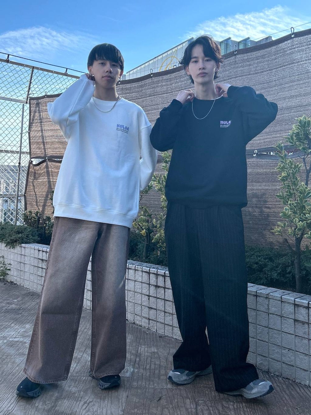 ブラック系のスラックス、ホワイト系のTシャツ/カットソー、ブラウン系のデニムパンツを着用したメンズの冬コーディネートの2枚目の写真