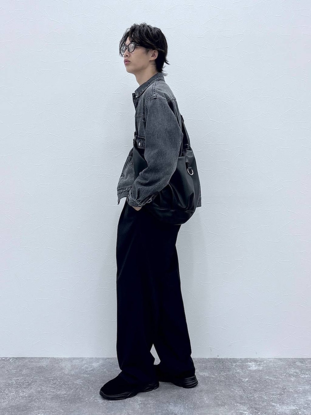 ブラック系のスラックス、グレー系のデニムジャケット、その他のショルダーバッグを着用したメンズの秋コーディネートの8枚目の写真