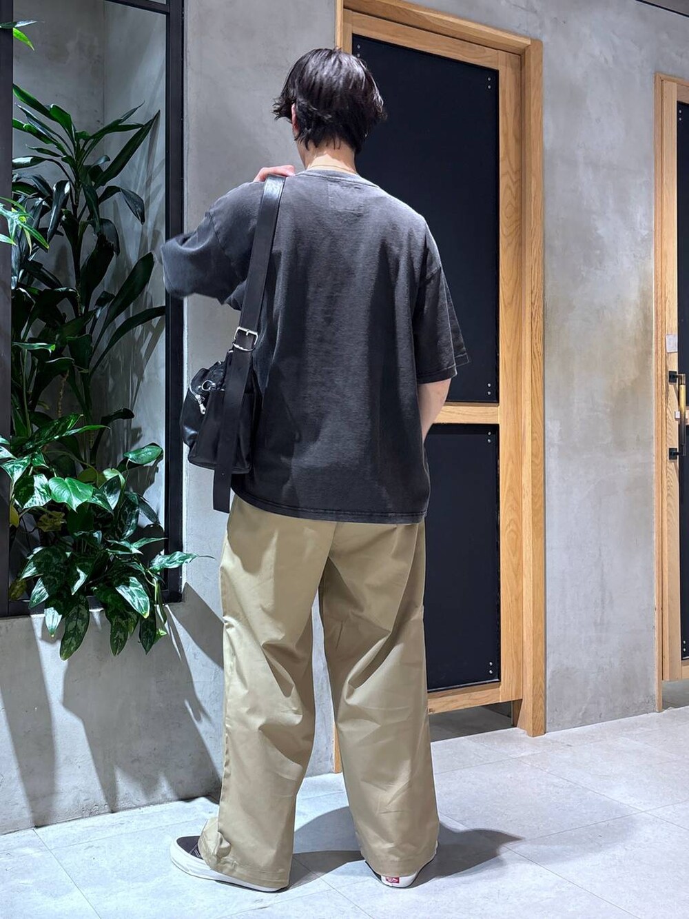 「ラフ、女子ウケ、ベーシック/シンプル、春コーデ、夏コーデ、Tシャツ、ネックレス、ワイドパンツ、RAGEBLUE、カジュアル、ヴィンテージ、チノパン、スニーカー、バッグ、ショルダーバッグ」|「VANSの【VANS/ヴァンズ】MTE Old Skool/スニーカー(スニーカー、ブラック系)」を使った、 koutaさん(メンズ・173cm)の春コーディネートの5枚目の写真