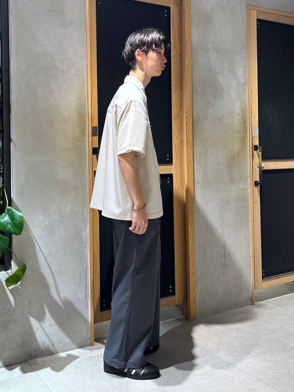 「女子ウケ、ベーシック/シンプル、きれいめ、デート/ロマンティック、春コーデ、夏コーデ、ラフ、モテ、ネックレス、スラックス、ワイドパンツ、RAGEBLUE、サンダル、シャツ」｜「RAGEBLUEのシンセティックレザー/フェイクスウェードグルカシューズ（ドレスシューズ、ブラック系）」を使った、 koutaさん（メンズ・173cm）の夏コーディネートの3枚目の写真