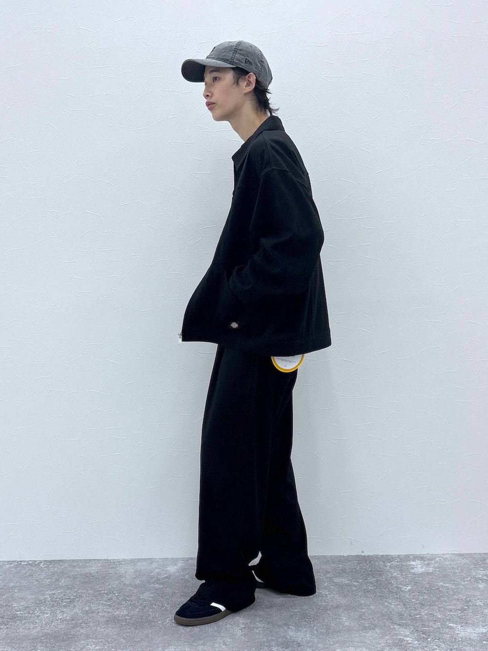 ブラック系のスニーカー、グレー系のTシャツ/カットソー、ブラック系のブルゾンを着用したメンズの秋コーディネートの8枚目の写真