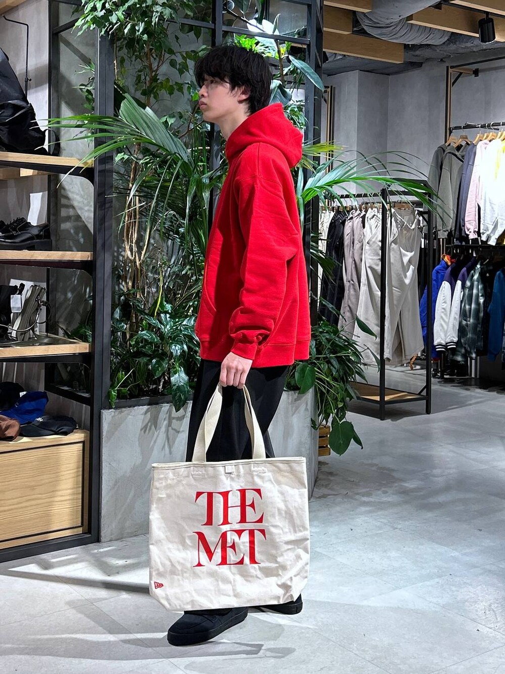 「テーパードパンツ、スウェット、カジュアル、女子ウケ、ベーシック/シンプル、春コーデ、冬コーデ、ラフ、Tシャツ、ネックレス、ワイドパンツ、RAGEBLUE、シンプルコーデ、きれいめカジュアル、シンプル」｜「RAGEBLUEのアソートWテーラードジャケット/シングルジャケット【セットアップ対応】（テーラードジャケット、ブラック系）」を使った、 koutaさん（メンズ・173cm）の春コーディネートの4枚目の写真