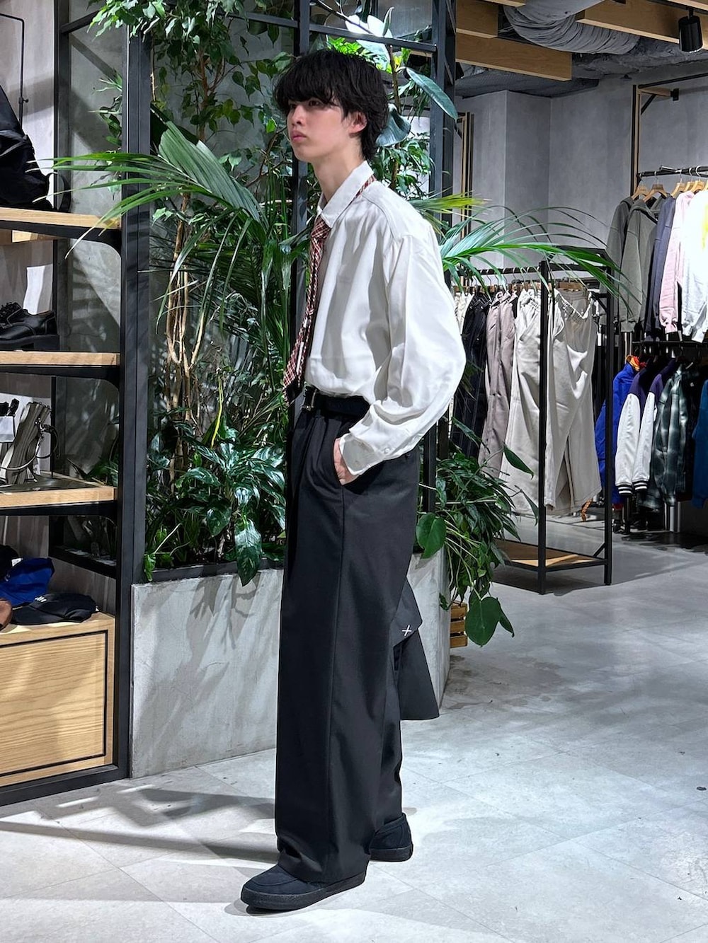 「RAGEBLUE、シンプル、女子ウケ、ベーシック/シンプル、きれいめ、春コーデ、冬コーデ、ラフ、ワイドパンツ、シンプルコーデ、シャツ、テーラードジャケット、テーパードパンツ、ベルト、ブレスレット」|「RAGEBLUEのアンティーク風/メタルバックルリアルレザーベルト(ベルト、ブラック系)」を使った、 koutaさん(メンズ・173cm)の春コーディネートの4枚目の写真