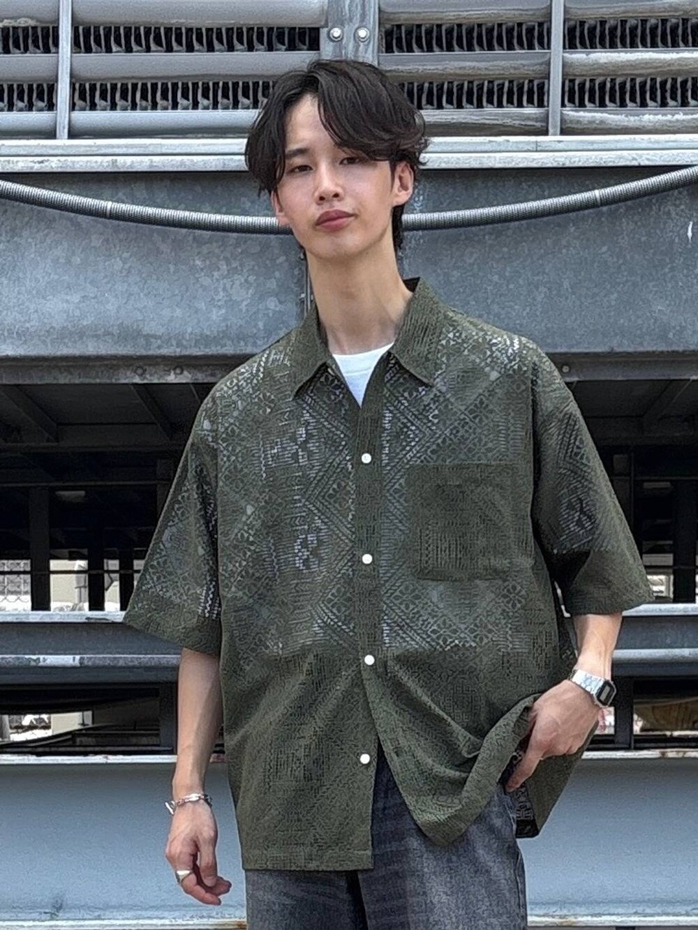 グリーン系のシャツ/ブラウス、グレー系のデニムパンツ、ホワイト系のTシャツ/カットソーを着用したメンズの夏コーディネートの2枚目の写真