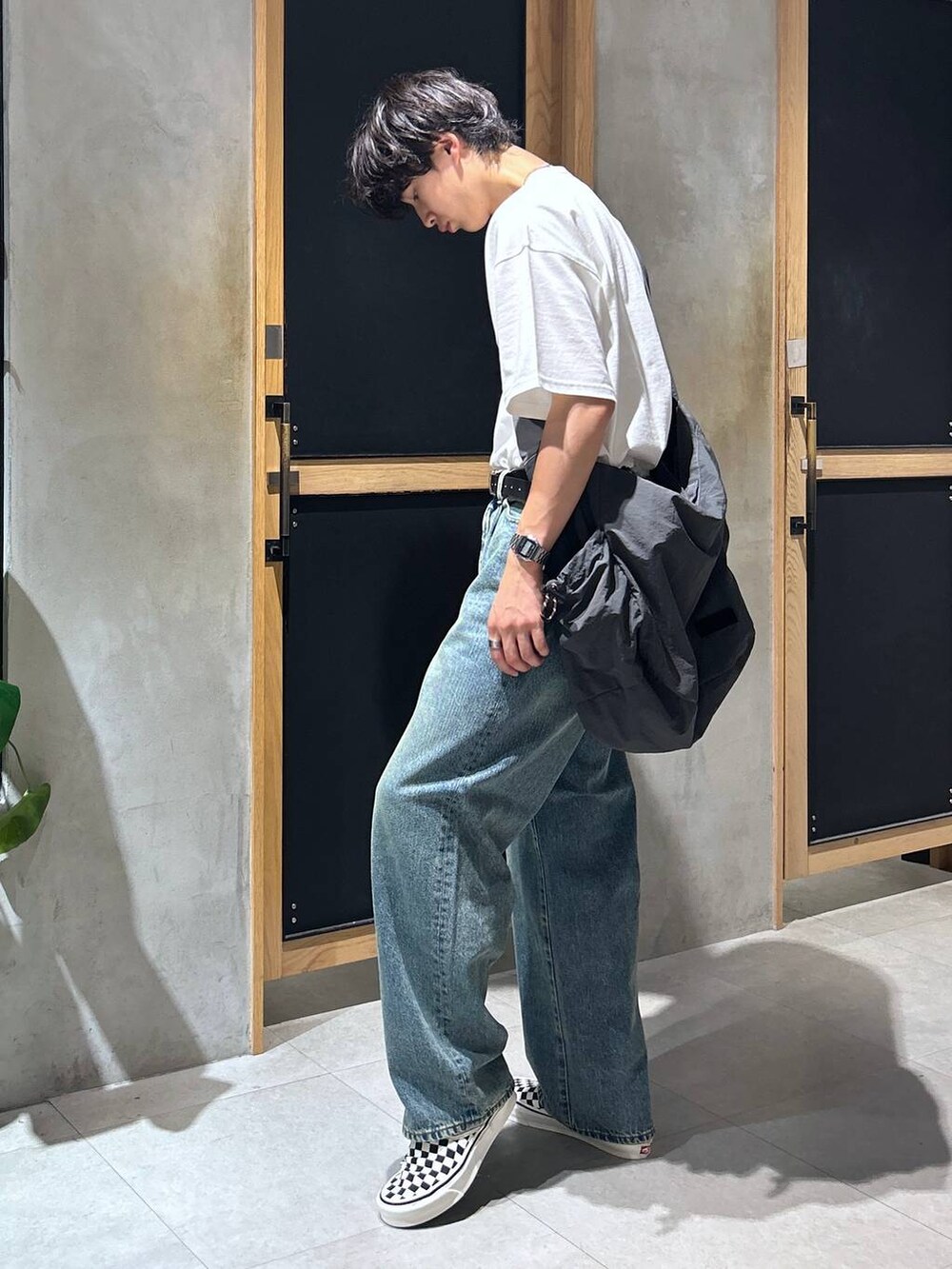 「女子ウケ、ベーシック/シンプル、デート/ロマンティック、春コーデ、夏コーデ、ラフ、モテ、Tシャツ、ネックレス、ワイドパンツ、RAGEBLUE、ショルダーバッグ、デニムパンツ、カジュアル、ベルト」｜「SIGNAL SPORTSの【SIGNAL SPORTS】ワンポイント刺繍/天竺コットンルーズTシャツ（Tシャツ/カットソー、ホワイト系）」を使った、 koutaさん（メンズ・173cm）の夏コーディネートの3枚目の写真