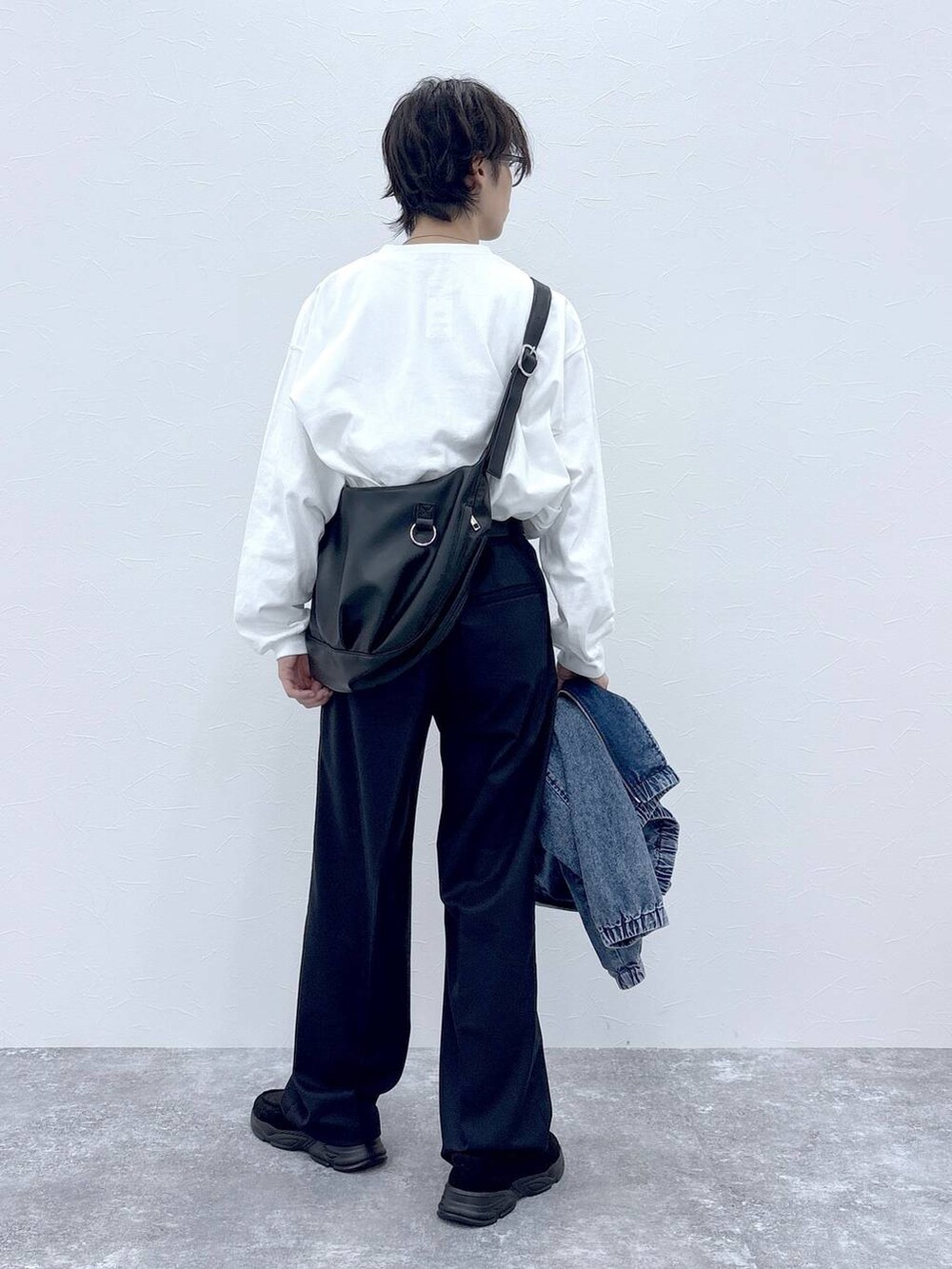 ブルー系のシャツ/ブラウス、ブラック系のスラックス、その他のショルダーバッグを着用したメンズの秋コーディネートの9枚目の写真