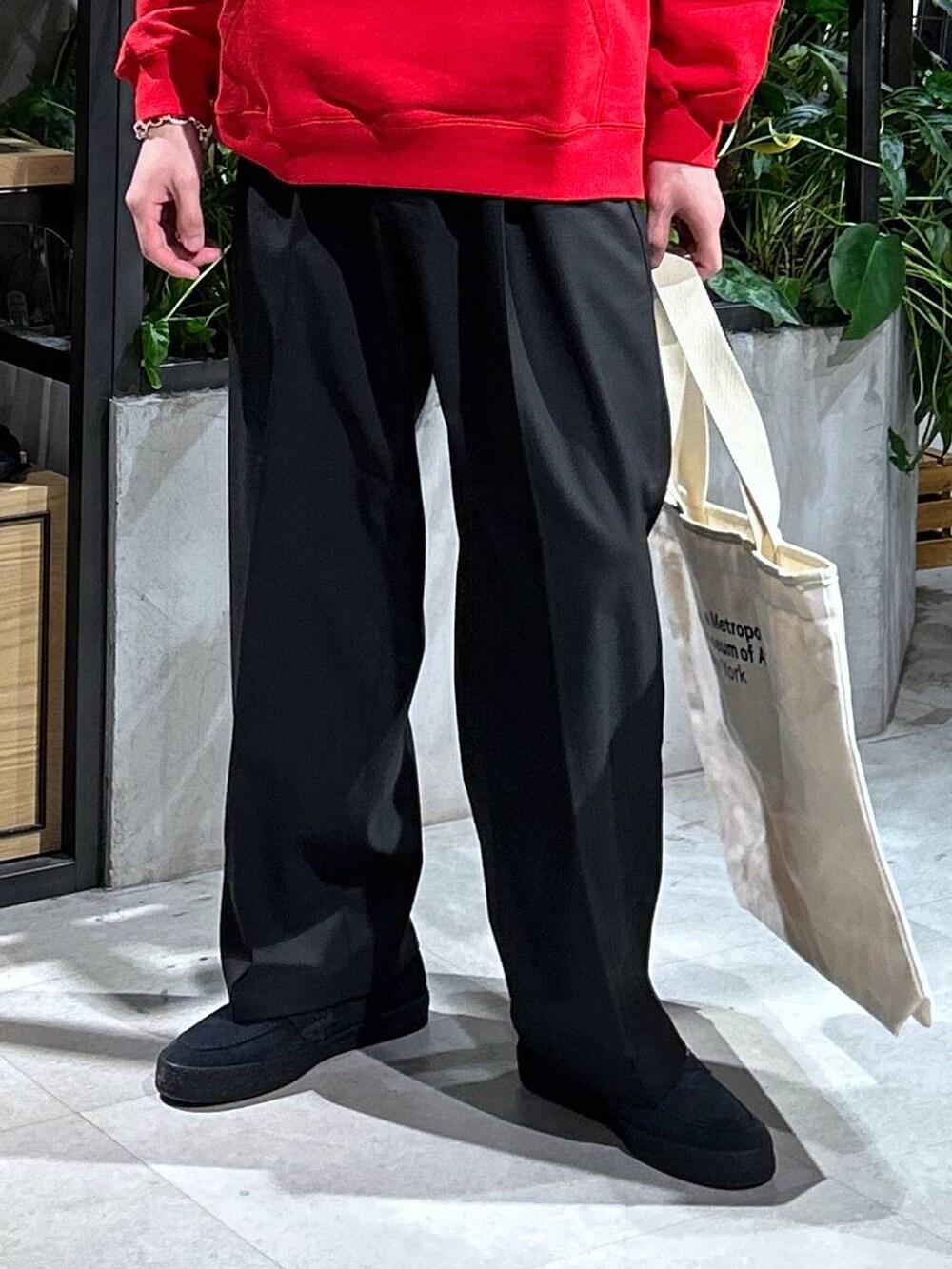 「テーパードパンツ、スウェット、カジュアル、女子ウケ、ベーシック/シンプル、春コーデ、冬コーデ、ラフ、Tシャツ、ネックレス、ワイドパンツ、RAGEBLUE、シンプルコーデ、きれいめカジュアル、シンプル」｜「RAGEBLUEのアソートWテーラードジャケット/シングルジャケット【セットアップ対応】（テーラードジャケット、ブラック系）」を使った、 koutaさん（メンズ・173cm）の春コーディネートの3枚目の写真