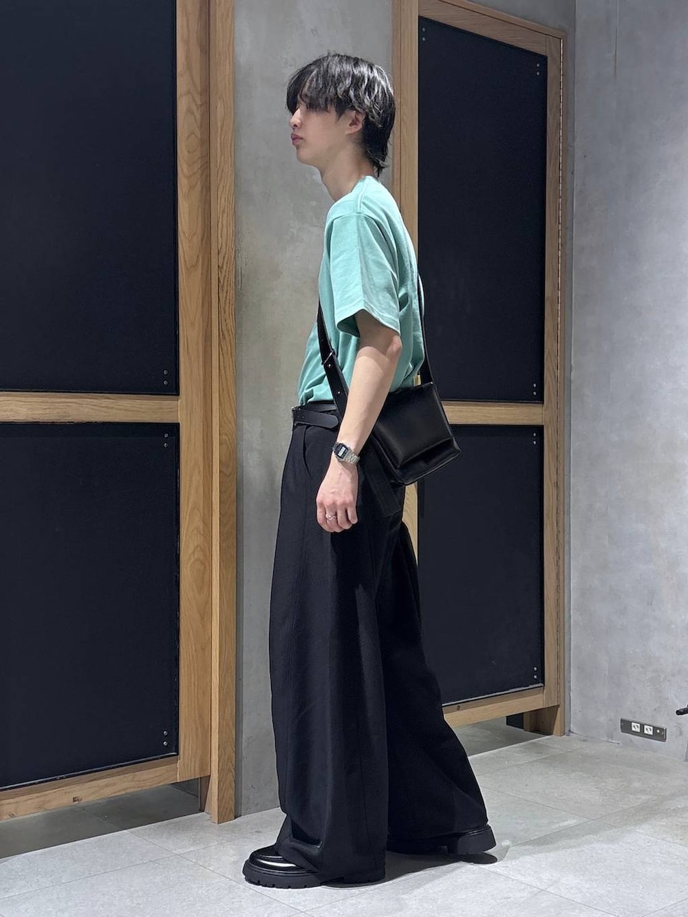 ブラック系のシャツ/ブラウス、ブラック系のスラックス、ブラック系のドレスシューズを着用したメンズの春コーディネートの4枚目の写真