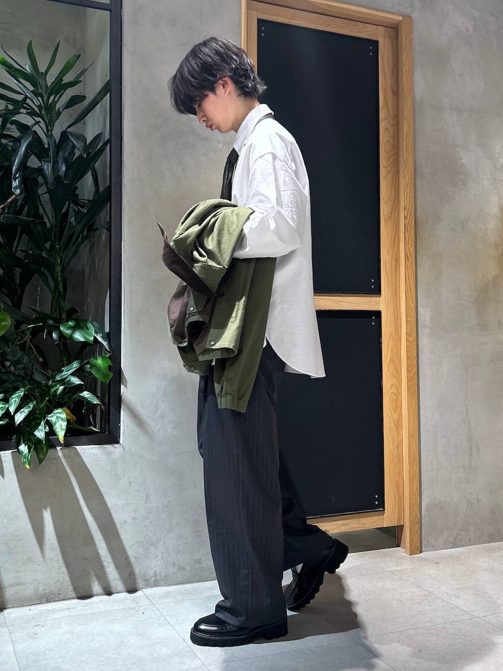 「女子ウケ、ベーシック/シンプル、春コーデ、冬コーデ、ラフ、Tシャツ、ネックレス、ワイドパンツ、RAGEBLUE、シンプルコーデ、きれいめカジュアル、シンプル、カジュアル、ジャケット、ミリタリージャケット」｜「RAGEBLUEのシンセティックレザー/シャークソールシューズ（ドレスシューズ、ブラック系）」を使った、 koutaさん（メンズ・173cm）の冬コーディネートの4枚目の写真
