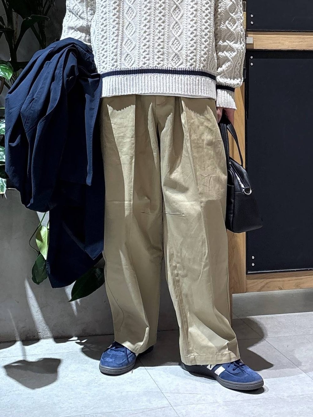 ブラック系のボストンバッグ、ホワイト系のTシャツ/カットソー、ブルー系のその他アウターを着用したメンズの冬コーディネートの3枚目の写真