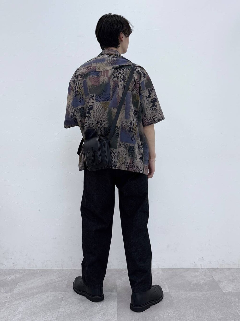 ブラック系のドレスシューズ、ブラック系のデニムパンツ、ホワイト系のTシャツ/カットソーを着用したメンズの春コーディネートの9枚目の写真