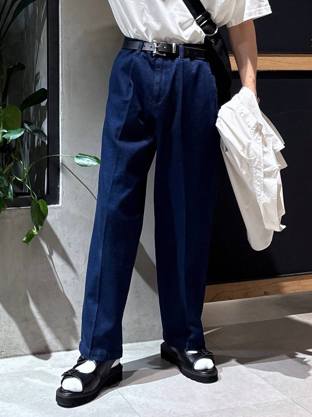 「女子ウケ、ベーシック/シンプル、きれいめ、春コーデ、夏コーデ、ラフ、Tシャツ、ネックレス、ワイドパンツ、RAGEBLUE、シンプルコーデ、きれいめカジュアル、シンプル、シャツ、サンダル」|「RAGEBLUEのアンティーク風/メタルバックルリアルレザーベルト(ベルト、ブラック系)」を使った、 koutaさん(メンズ・173cm)の夏コーディネートの3枚目の写真