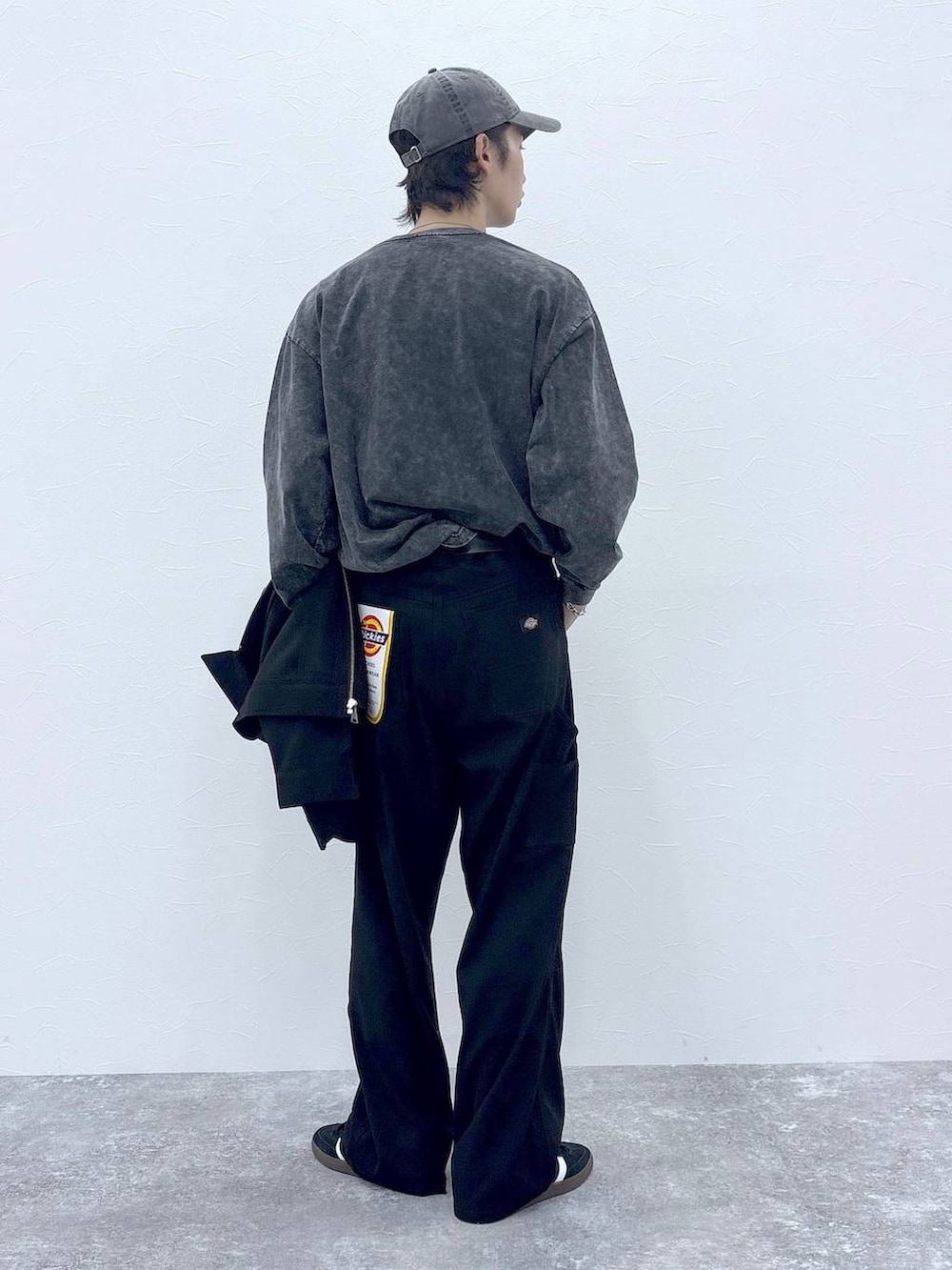 ブラック系のスニーカー、グレー系のTシャツ/カットソー、ブラック系のブルゾンを着用したメンズの秋コーディネートの5枚目の写真