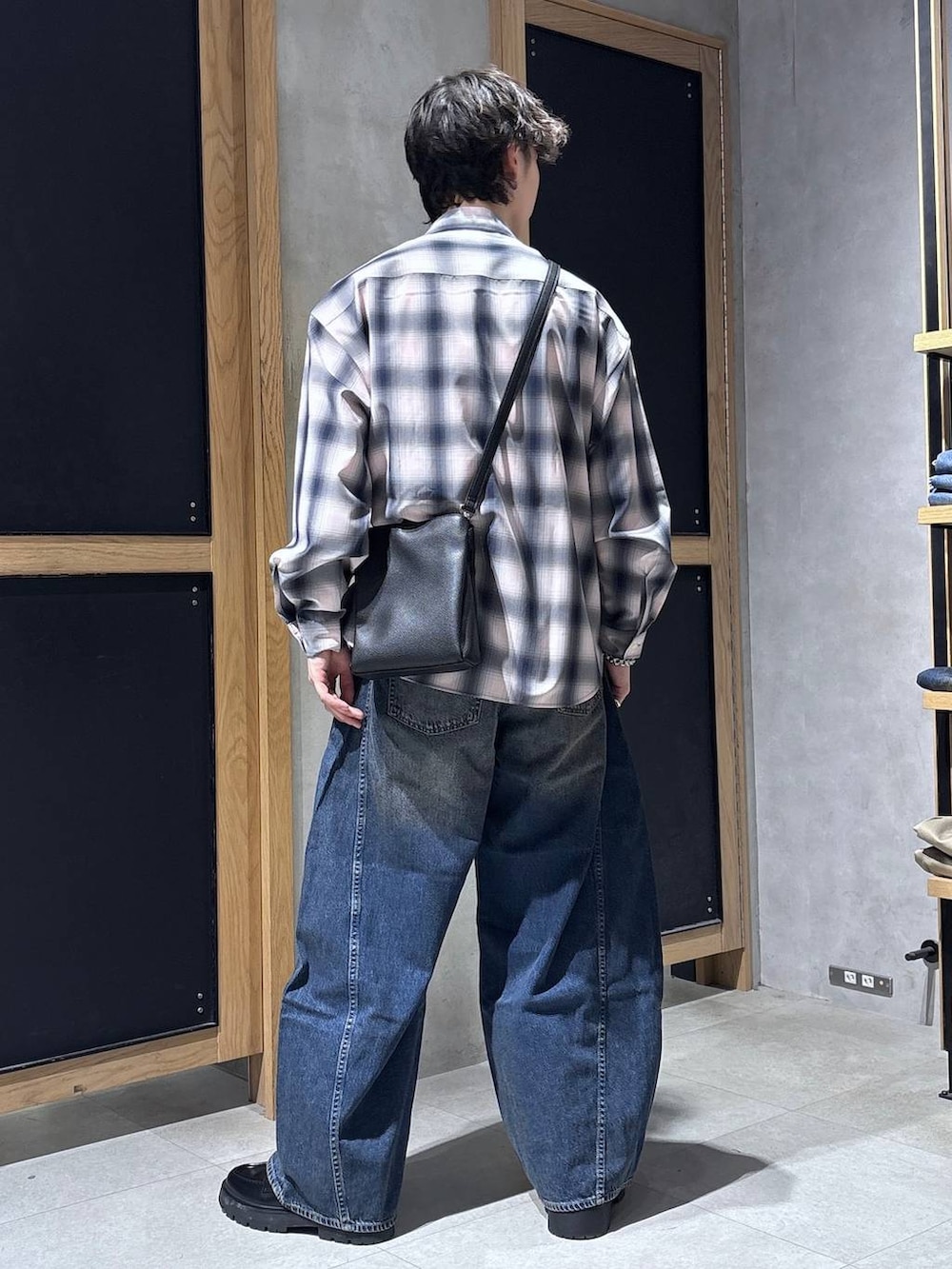 ブラック系のドレスシューズ、ブラック系のショルダーバッグ、ピンク系のシャツ/ブラウスを着用したメンズの春コーディネートの5枚目の写真