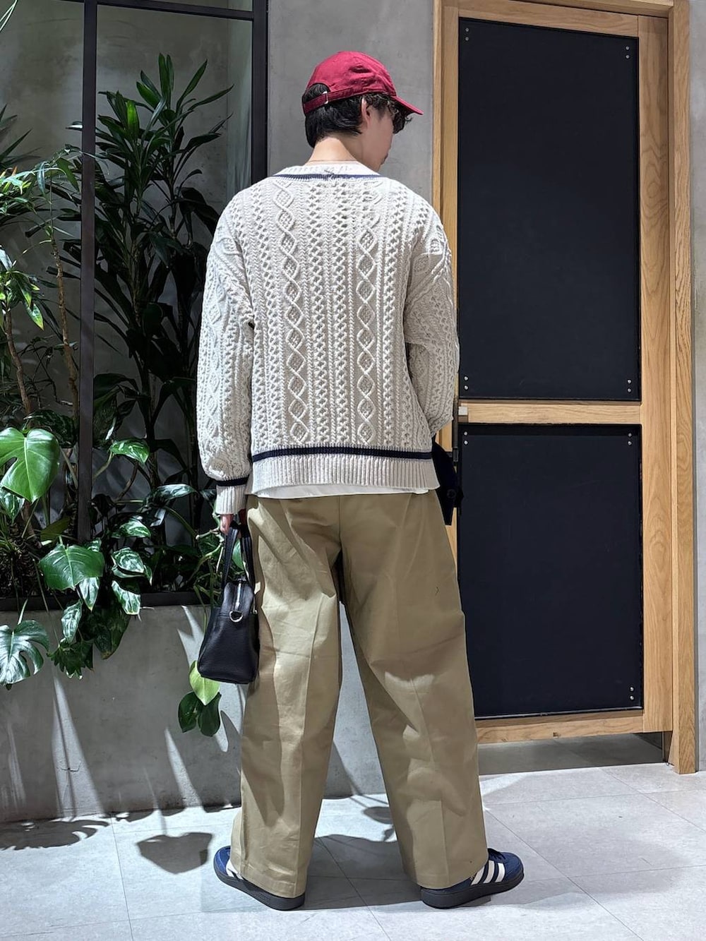 ブラック系のボストンバッグ、ホワイト系のTシャツ/カットソー、ブルー系のその他アウターを着用したメンズの冬コーディネートの5枚目の写真