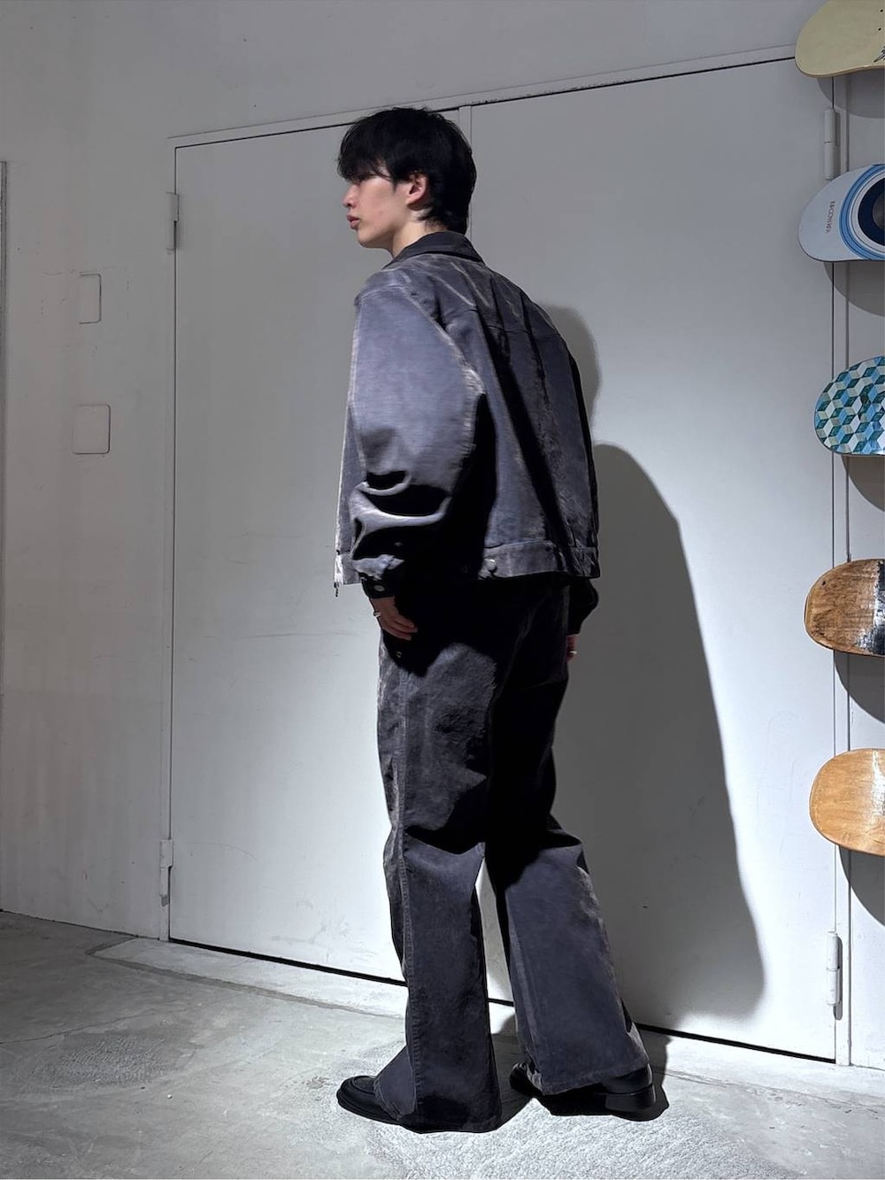 ブラウン系のTシャツ/カットソー、グレー系のデニムジャケット、グレー系のデニムパンツを着用したメンズの秋コーディネートの4枚目の写真