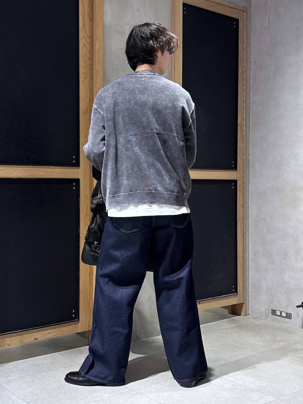 グレー系のニット/セーター、ホワイト系のTシャツ/カットソー、ブラック系のボストンバッグを着用したメンズの春コーディネートの5枚目の写真