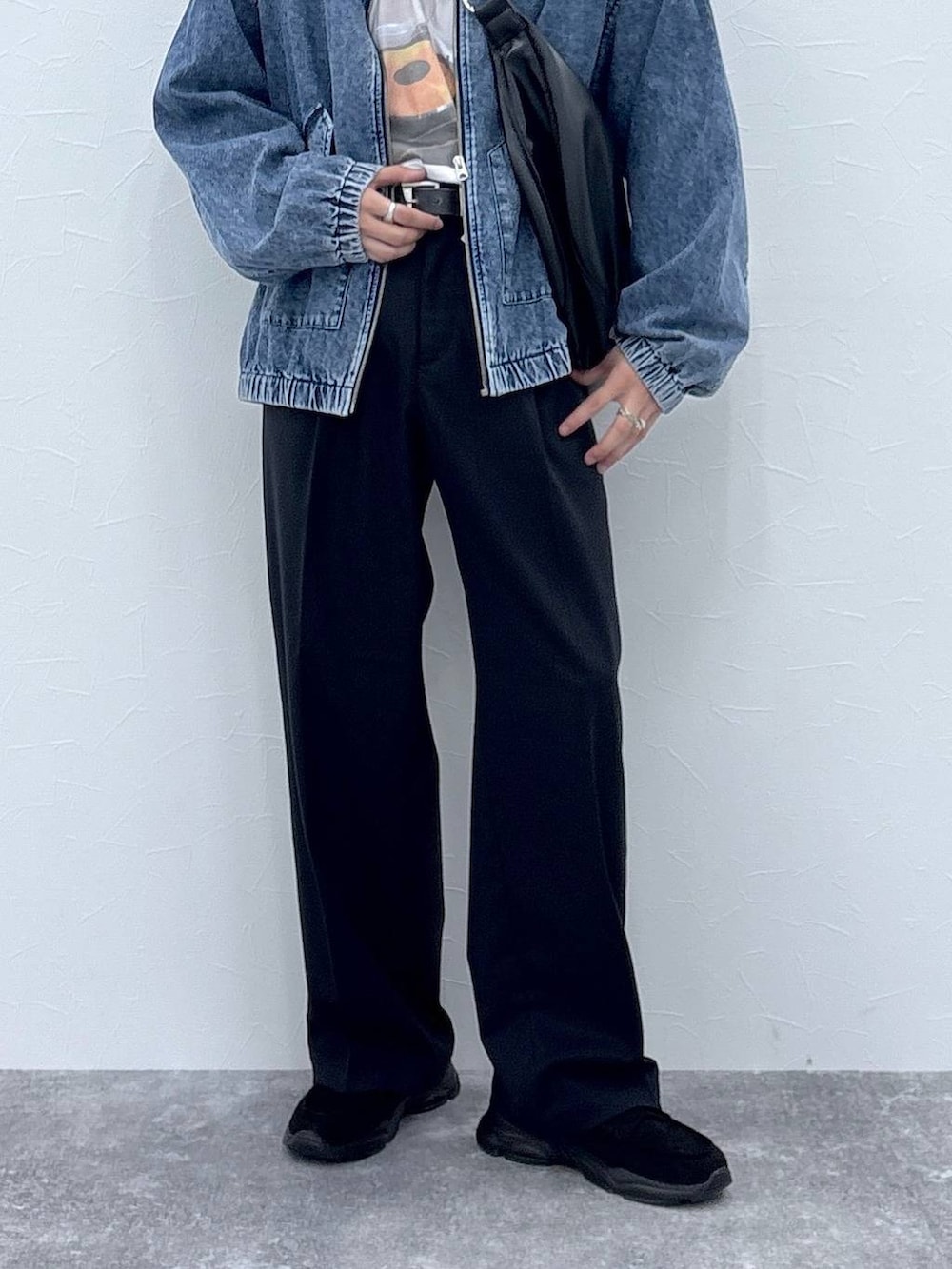 ブルー系のシャツ/ブラウス、ブラック系のスラックス、その他のショルダーバッグを着用したメンズの秋コーディネートの3枚目の写真