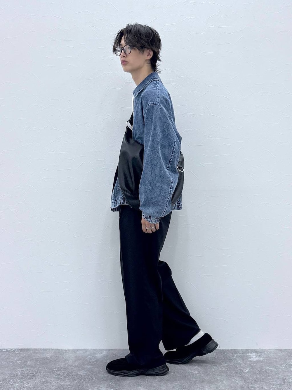 ブルー系のシャツ/ブラウス、ブラック系のスラックス、その他のショルダーバッグを着用したメンズの秋コーディネートの4枚目の写真