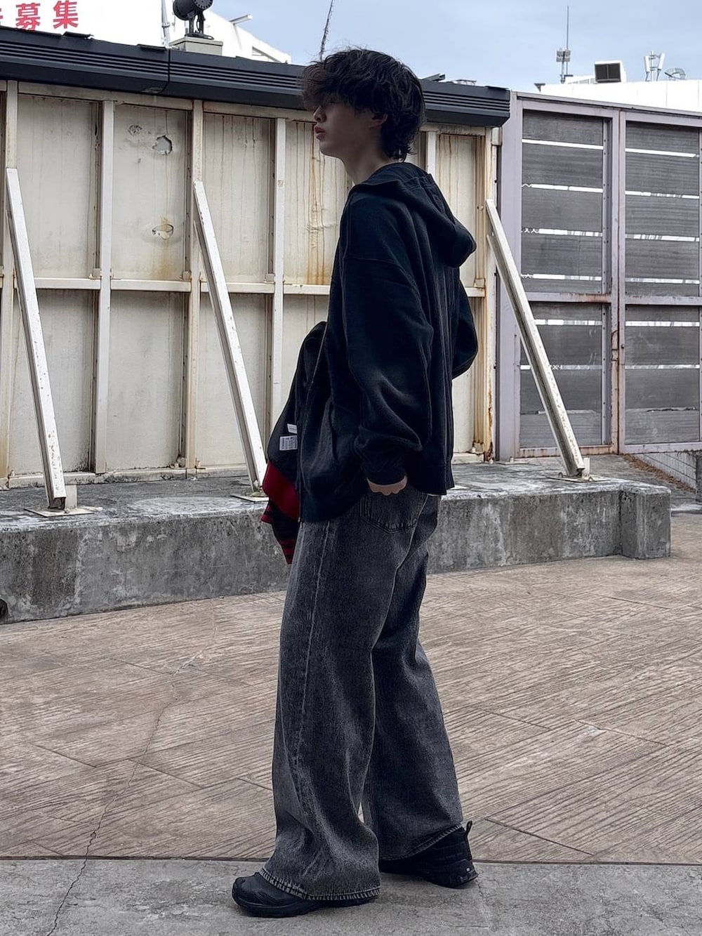 ブラック系のスニーカー、ホワイト系のTシャツ/カットソー、レッド系のスカジャンを着用したメンズの春コーディネートの4枚目の写真