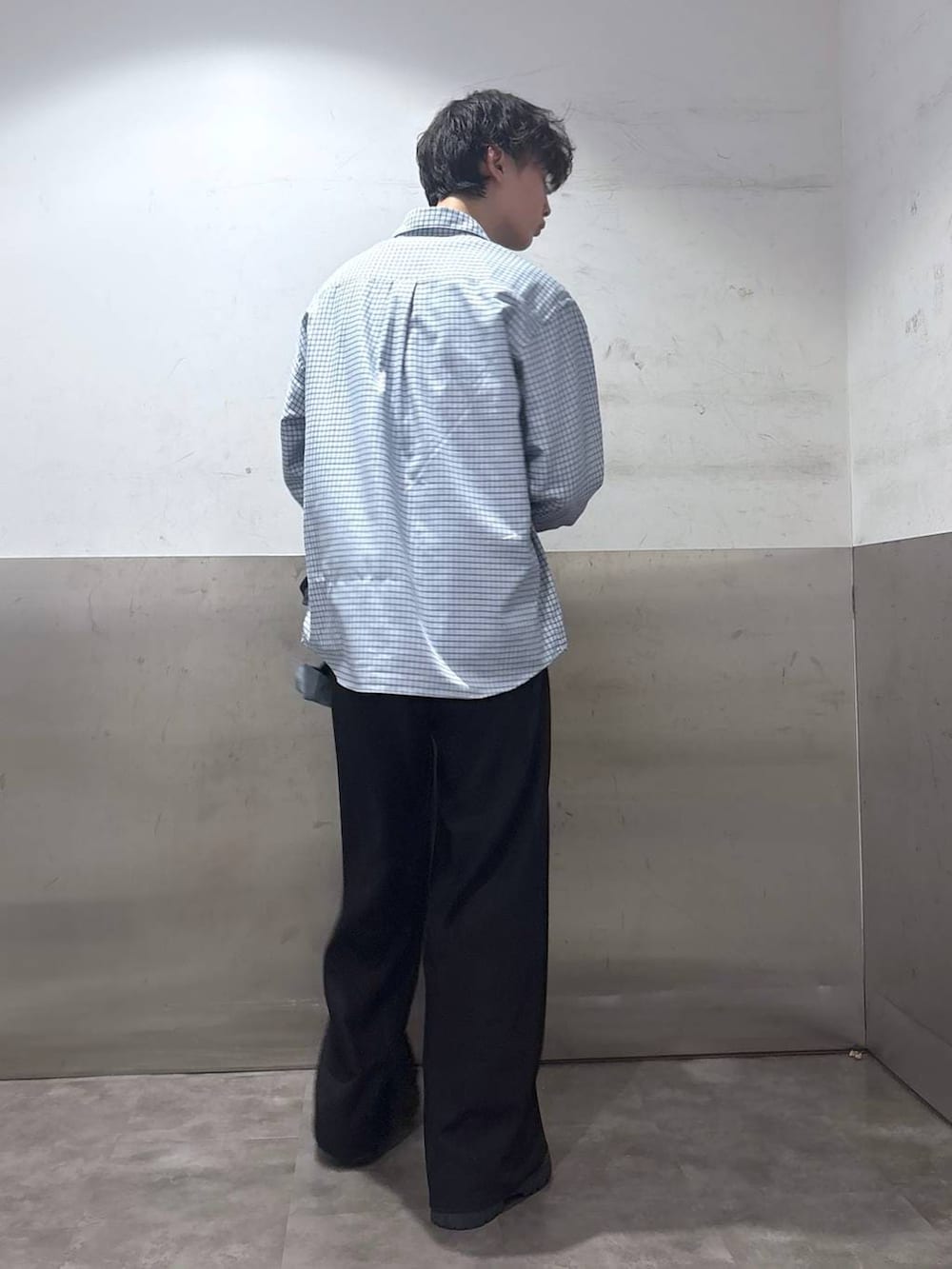 ブラック系のドレスシューズ、ブルー系のデニムジャケット、ブラック系のスラックスを着用したメンズの冬コーディネートの9枚目の写真