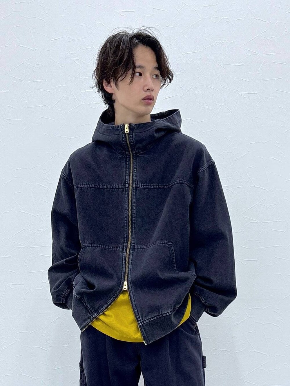 ブルー系のブルゾン、ブルー系のデニムパンツ、イエロー系のTシャツ/カットソーを着用したメンズの秋コーディネートの7枚目の写真