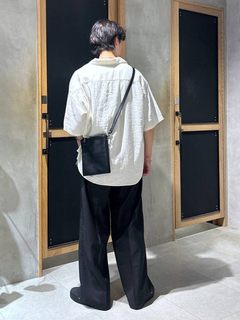 「スラックス、ワイドパンツ、RAGEBLUE、ショルダーバッグ、スニーカー、シャツ、女子ウケ、ベーシック/シンプル、きれいめ、デート/ロマンティック、春コーデ、夏コーデ、ラフ、モテ、Tシャツ」｜「RAGEBLUEのリネンレーヨン/オーバーサイズシャツ（シャツ/ブラウス、ホワイト系）」を使った、 koutaさん（メンズ・173cm）の夏コーディネートの5枚目の写真