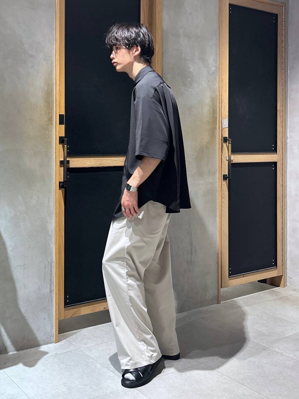「女子ウケ、ベーシック/シンプル、きれいめ、デート/ロマンティック、春コーデ、夏コーデ、ラフ、モテ、Tシャツ、ネックレス、スラックス、ワイドパンツ、RAGEBLUE、サンダル、シャツ」｜「RAGEBLUEのシンセティックレザー/クロスストラップサンダル（サンダル、ブラック系）」を使った、 koutaさん（メンズ・173cm）の夏コーディネートの3枚目の写真