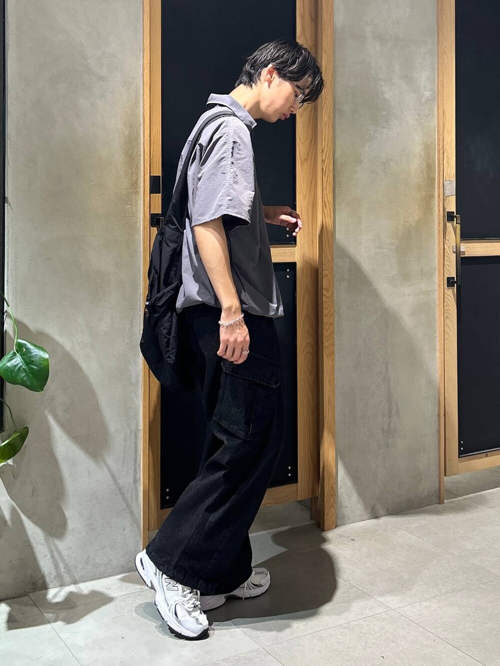 「女子ウケ、ベーシック/シンプル、デート/ロマンティック、春コーデ、夏コーデ、ラフ、モテ、Tシャツ、ネックレス、ワイドパンツ、RAGEBLUE、スニーカー、ショルダーバッグ、ミリタリー、デニムパンツ」｜「NEW BALANCEの【New Balance】MR530SG（スニーカー、ホワイト系）」を使った、 koutaさん（メンズ・173cm）の夏コーディネートの4枚目の写真