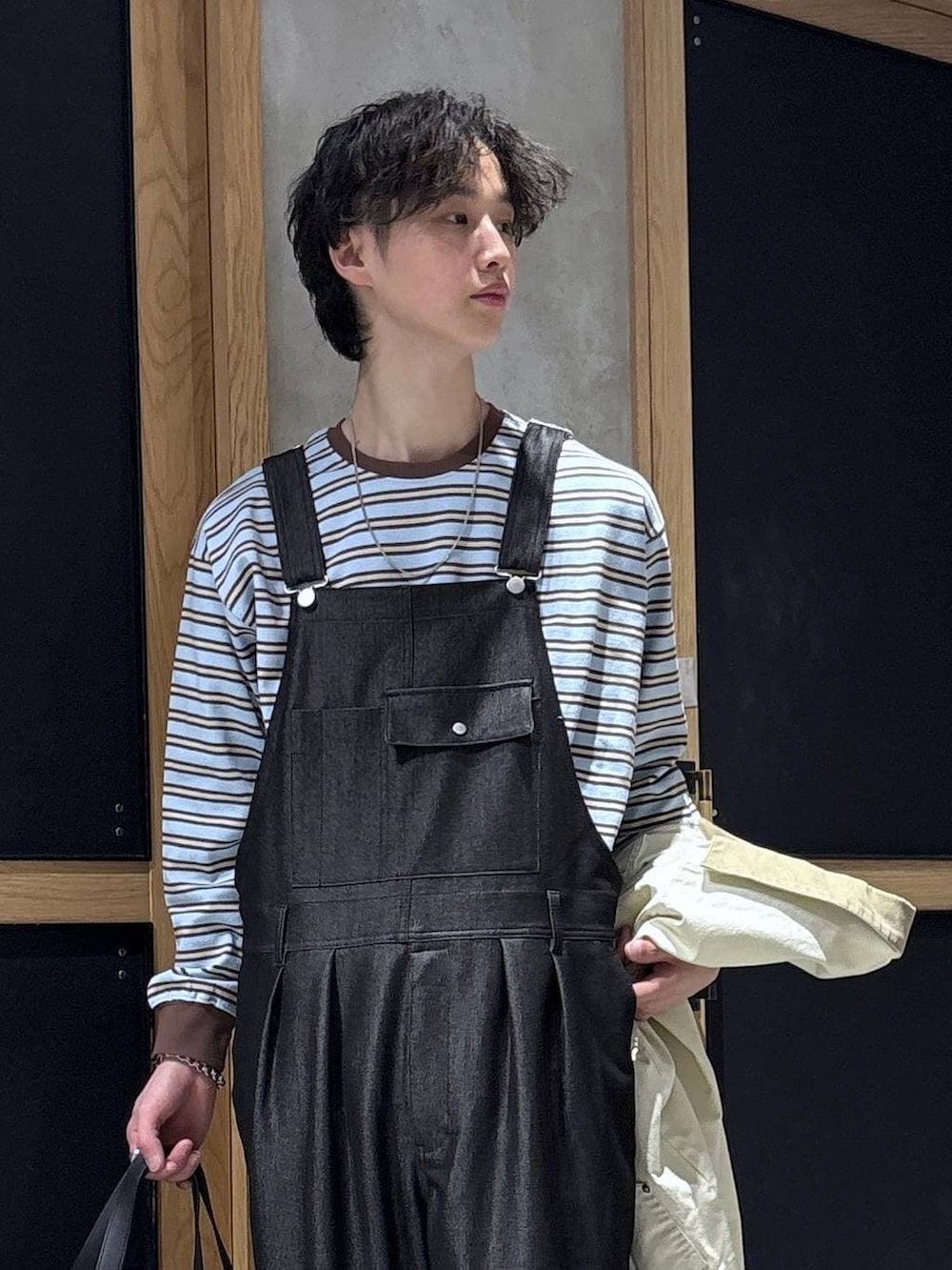 ブラック系のボストンバッグ、ブルー系のTシャツ/カットソー、ホワイト系のブルゾンを着用したメンズの春コーディネートの7枚目の写真