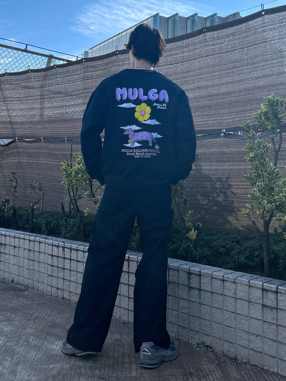 ブラック系のスラックス、ホワイト系のTシャツ/カットソー、ブラウン系のデニムパンツを着用したメンズの冬コーディネートの3枚目の写真