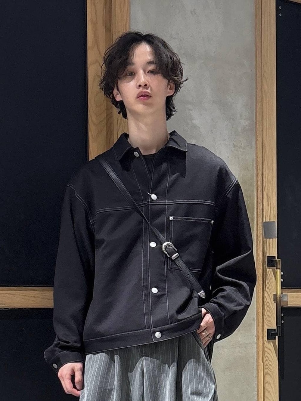 ブラック系のショルダーバッグ、ブラック系のドレスシューズ、ブラック系のブルゾンを着用したメンズの春コーディネートの2枚目の写真