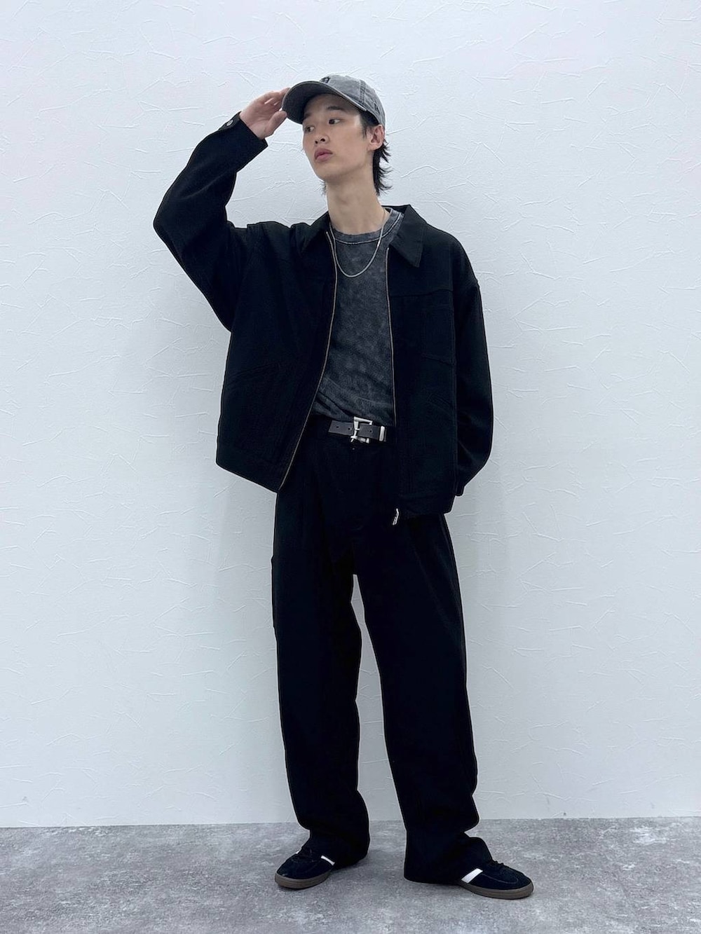 ブラック系のスニーカー、グレー系のTシャツ/カットソー、ブラック系のブルゾンを着用したメンズの秋コーディネートの6枚目の写真