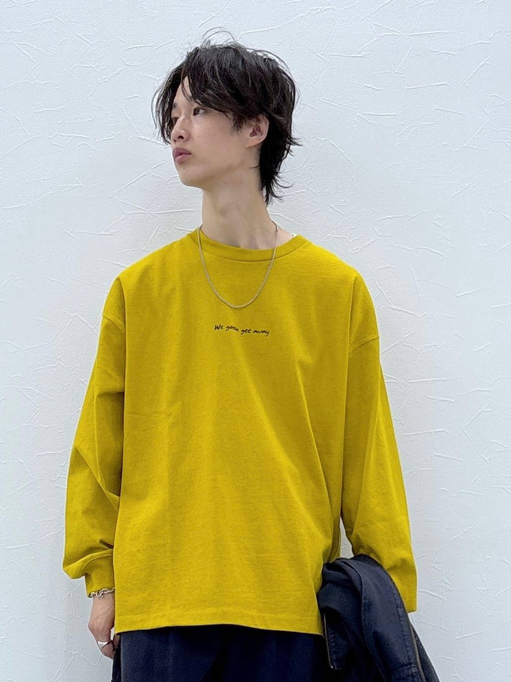 ブルー系のブルゾン、ブルー系のデニムパンツ、イエロー系のTシャツ/カットソーを着用したメンズの秋コーディネートの2枚目の写真