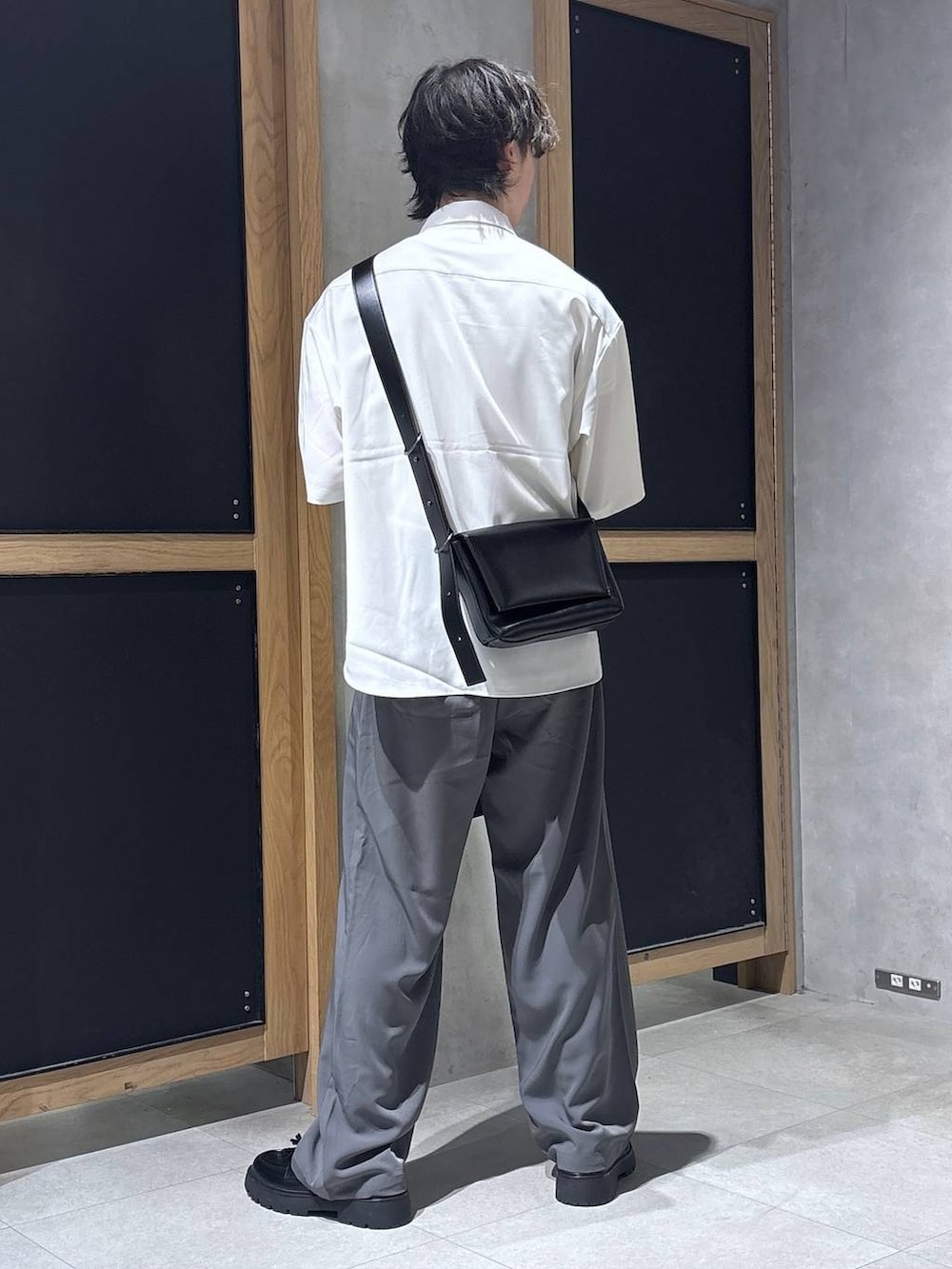 ホワイト系のシャツ/ブラウス、グレー系のスラックス、ブラック系のドレスシューズを着用したメンズの春コーディネートの9枚目の写真
